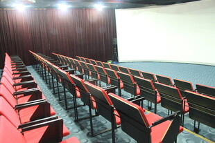 空旷的影院红色座椅场景