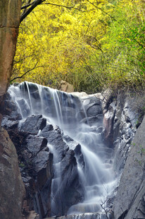 山间瀑布 秋色中的灵动景致