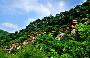 青山间的中式古建筑群