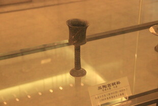 古铜器展示于玻璃柜中
