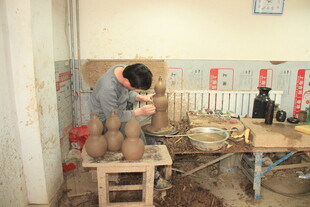 工匠专注进行陶艺创作