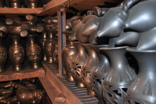 复古架子上的多样陶瓷摆件