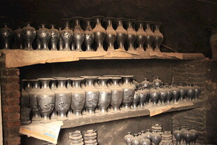 酒架上整齐排列的各式酒瓶