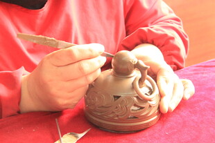 手工匠人专注陶艺创作