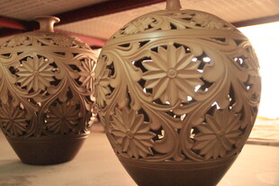 精美雕花陶瓷花瓶