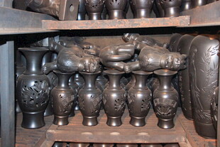 古雅木雕摆件陈列架上