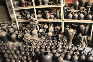 传统陶器摆满架