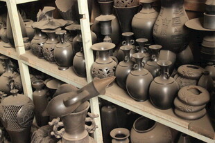 古雅茶具陈列架上展示