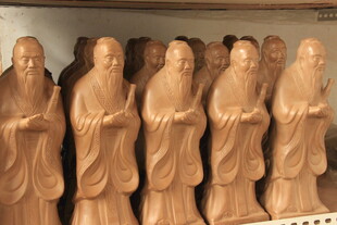 一排古朴的木雕人物像