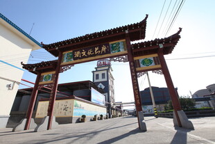 中式牌坊屹立街道入口