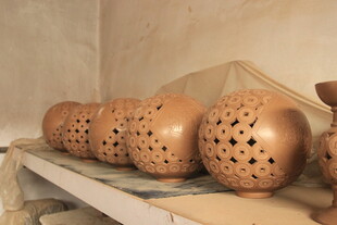 一排陶制镂空工艺品摆件