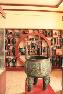 中式展厅中的古朴青铜鼎