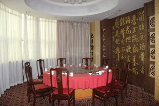 中式圆桌餐厅包间场景