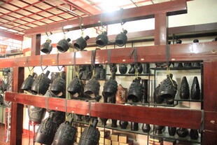 中式架上陈列的多样皮具