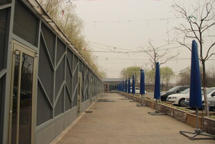 户外金属结构建筑旁通道