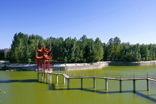 湖上廊桥与红亭美景