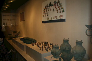 博物馆内的古代陶器陈列