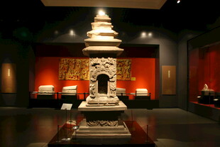 古代精美佛塔文物展示