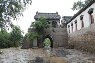 古村落中的石拱门建筑