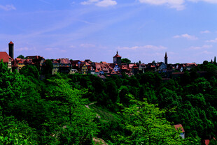 德国绿树环绕的美丽城镇风光