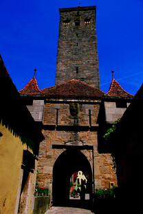 德国古老塔楼与拱形建筑景观