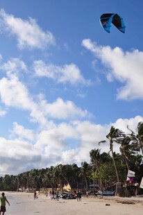 海滩上的风筝飞翔景象