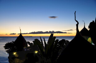 黄昏下的尖顶建筑与海景