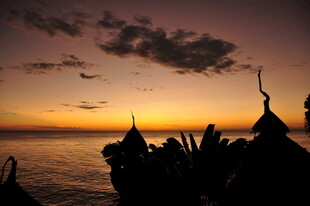 海边日落时的独特建筑景观