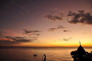 海边日落时的独特建筑景观