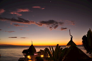 海边日落时的梦幻建筑景观