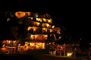 夜晚灯火璀璨的山间建筑