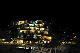 夜晚河畔灯火璀璨的建筑