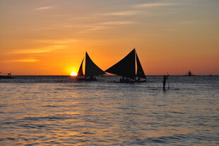 夕阳下海上的双帆船