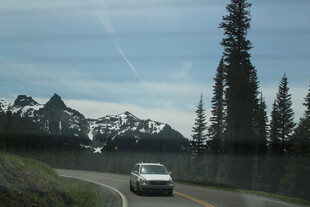 公路上行驶的汽车与美景