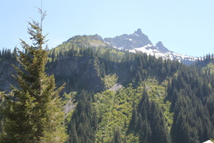 山林间的巍峨山峰