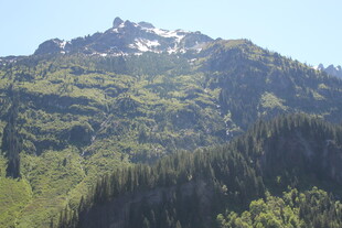 青山覆雪的秀丽山景