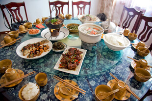 丰盛餐桌美食摆满一桌