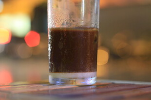 玻璃杯中的深色饮品