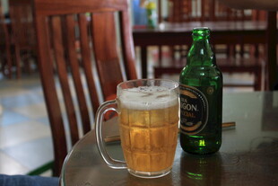 桌上的啤酒杯与啤酒瓶