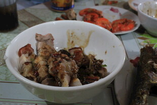 美味烤串盛于白碗中