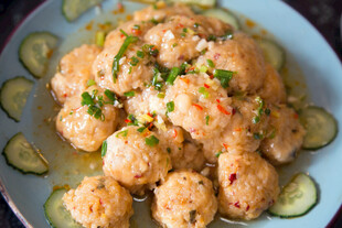 美味虾仁丸子摆盘精致