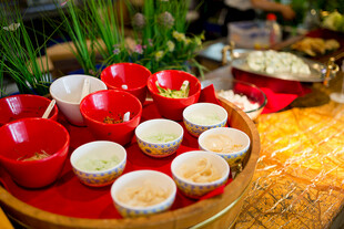 喜庆中式糕点摆盘展示