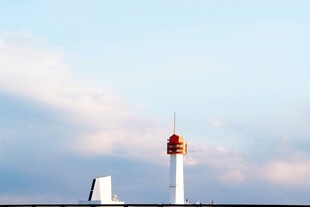 日本海边灯塔与天空的景致
