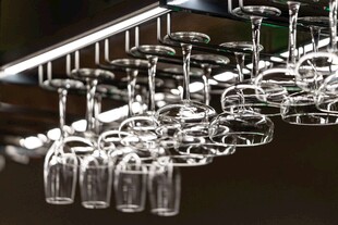 悬挂的透明玻璃高脚杯