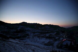 威海里口山雪后的山景