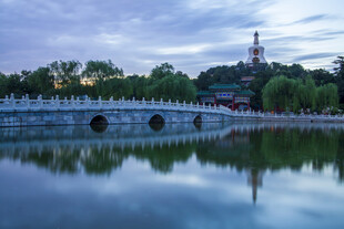 北京北海公园傍晚风光