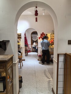 拱形门洞内的温馨家居场景