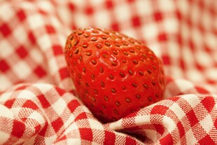 红草莓置于红白格布上