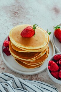 草莓松饼堆叠的美味时刻