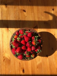 木桌上的一碗新鲜草莓
